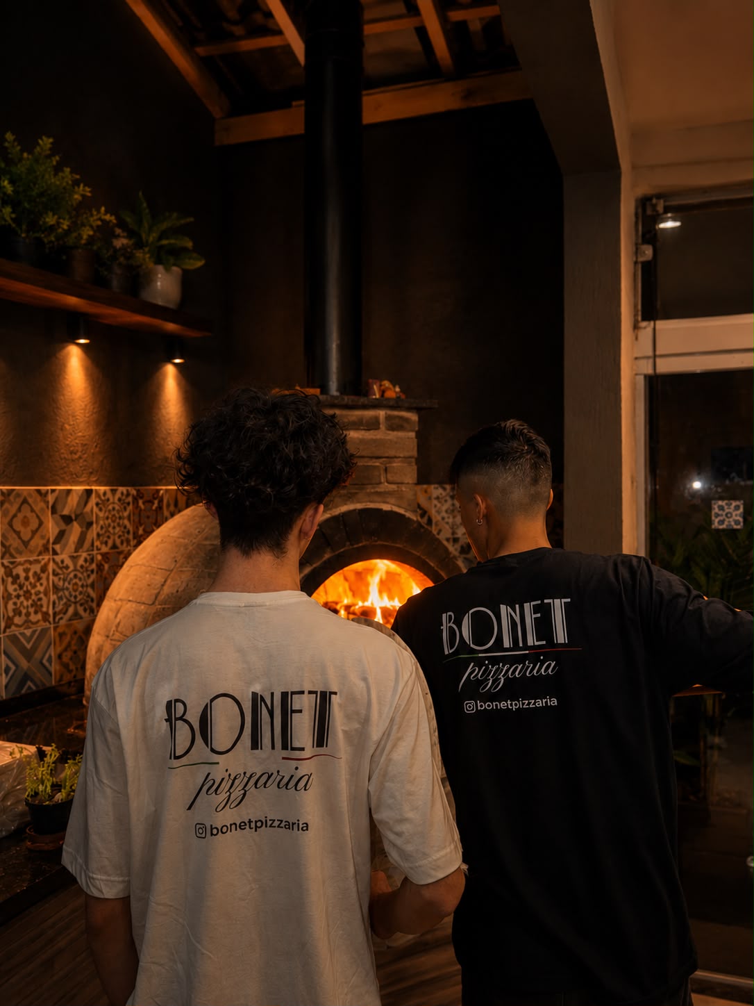 Equipe Bonet trabalhando em frente ao forno